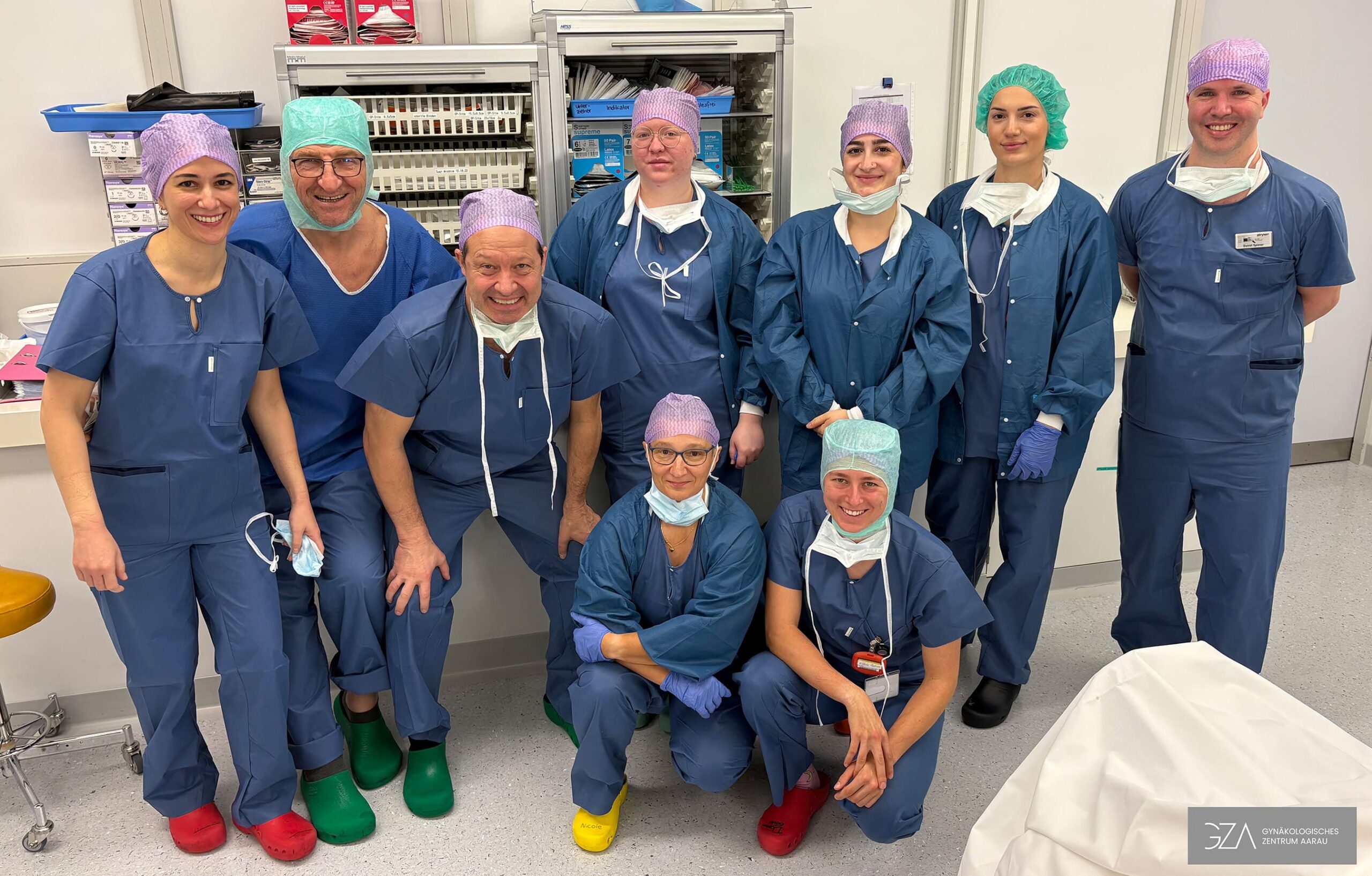 spital_zofingen Bildlegende: PD Dr. med. Dimitri Sarlos mit Frau Dr. med. Evgenia Bousouni sowie dem OP- und Anästhesie-Team des Spital Zofingen